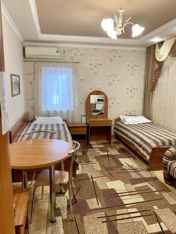 Фото номера Стандартный номер с 2 односпальным кроватями и диваном Апарт-отель Керченский дворик г. Керчь 9